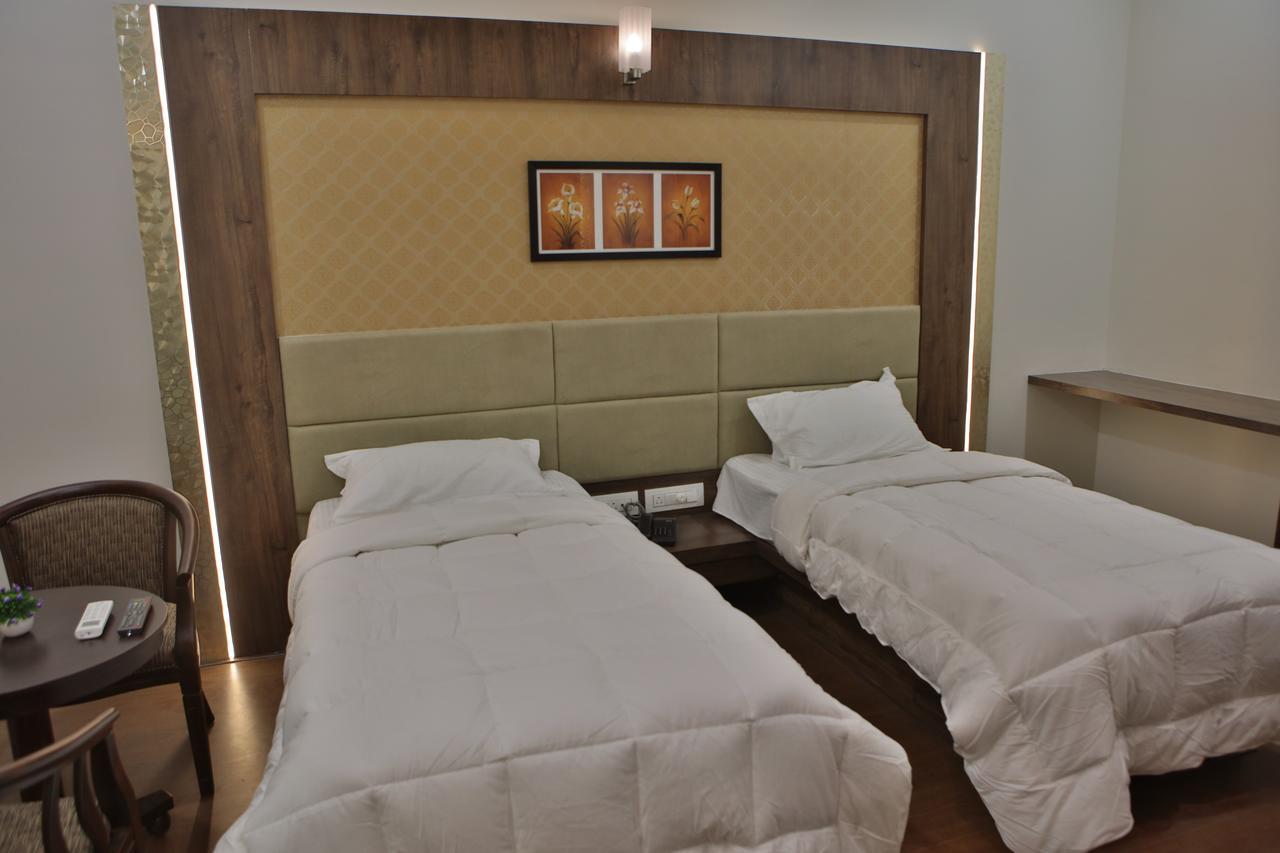 Hotel K P Pride Jalgaon Экстерьер фото